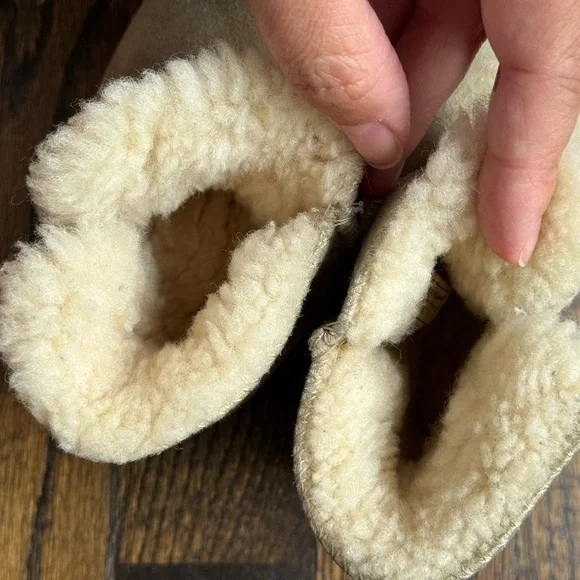 Erin UGG baby moccasin boots - Picture 8 of 9